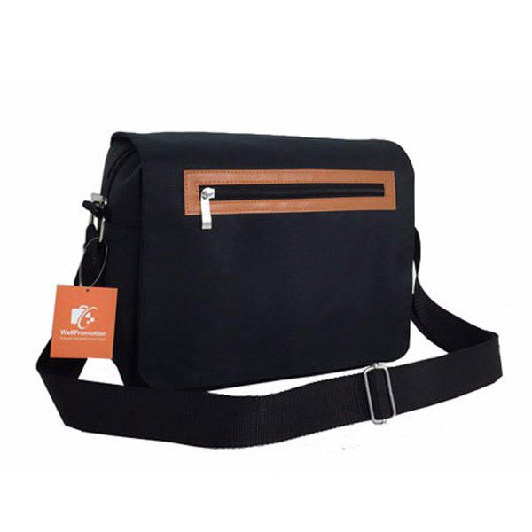  까만 어깨에 매는 가방 까만 메신저 가방