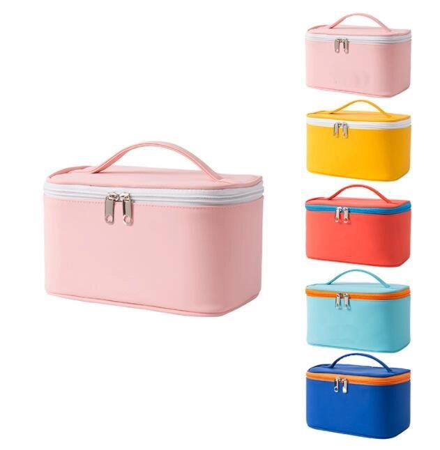 손잡이를 가진 사랑스러운 소녀 여행 세면용품 부대