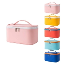 손잡이를 가진 사랑스러운 소녀 여행 세면용품 부대