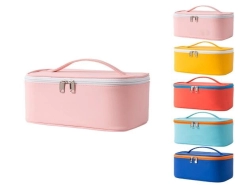 손잡이를 가진 사랑스러운 소녀 여행 세면용품 부대